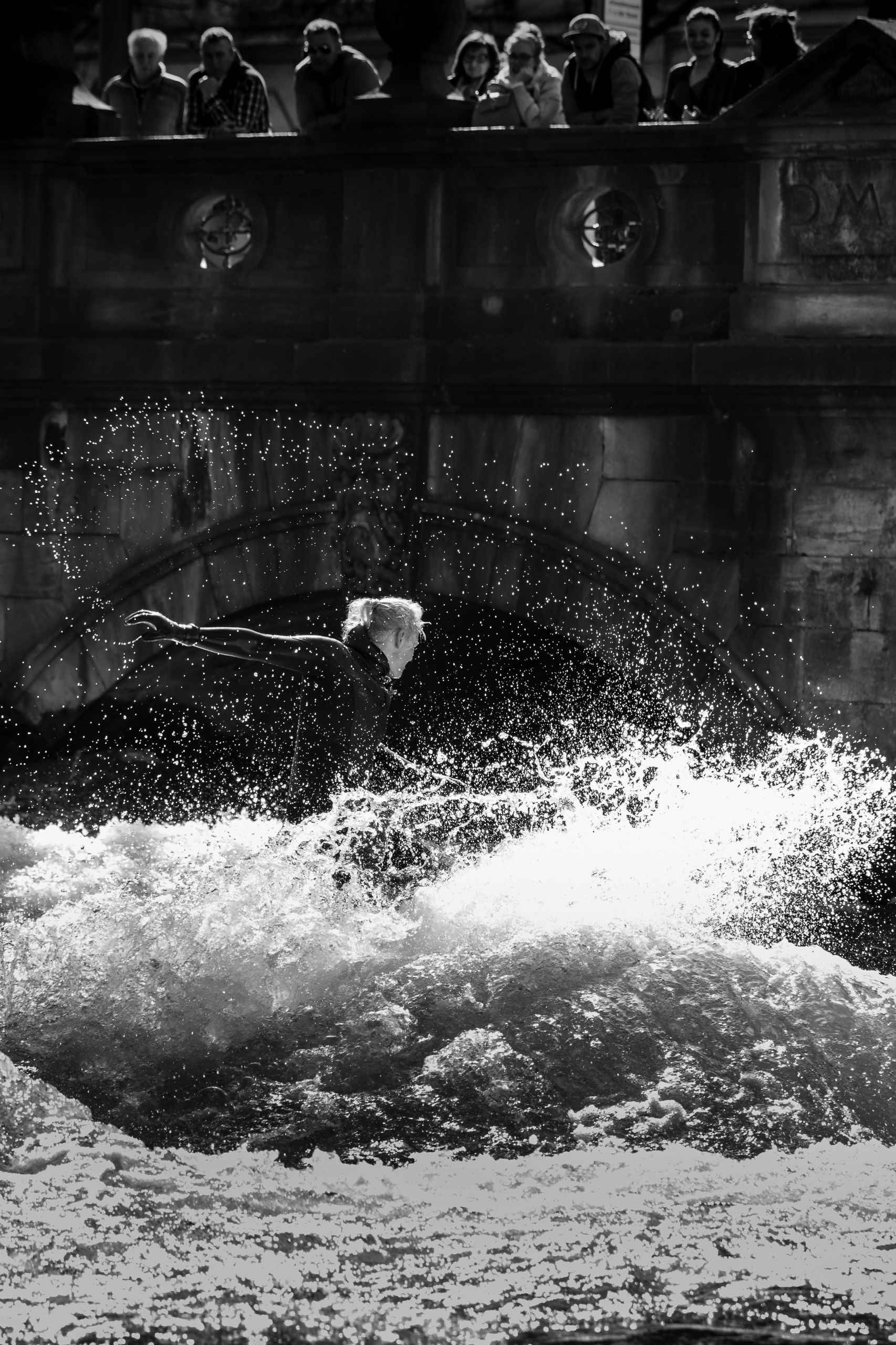 Eisbach Surfer 16