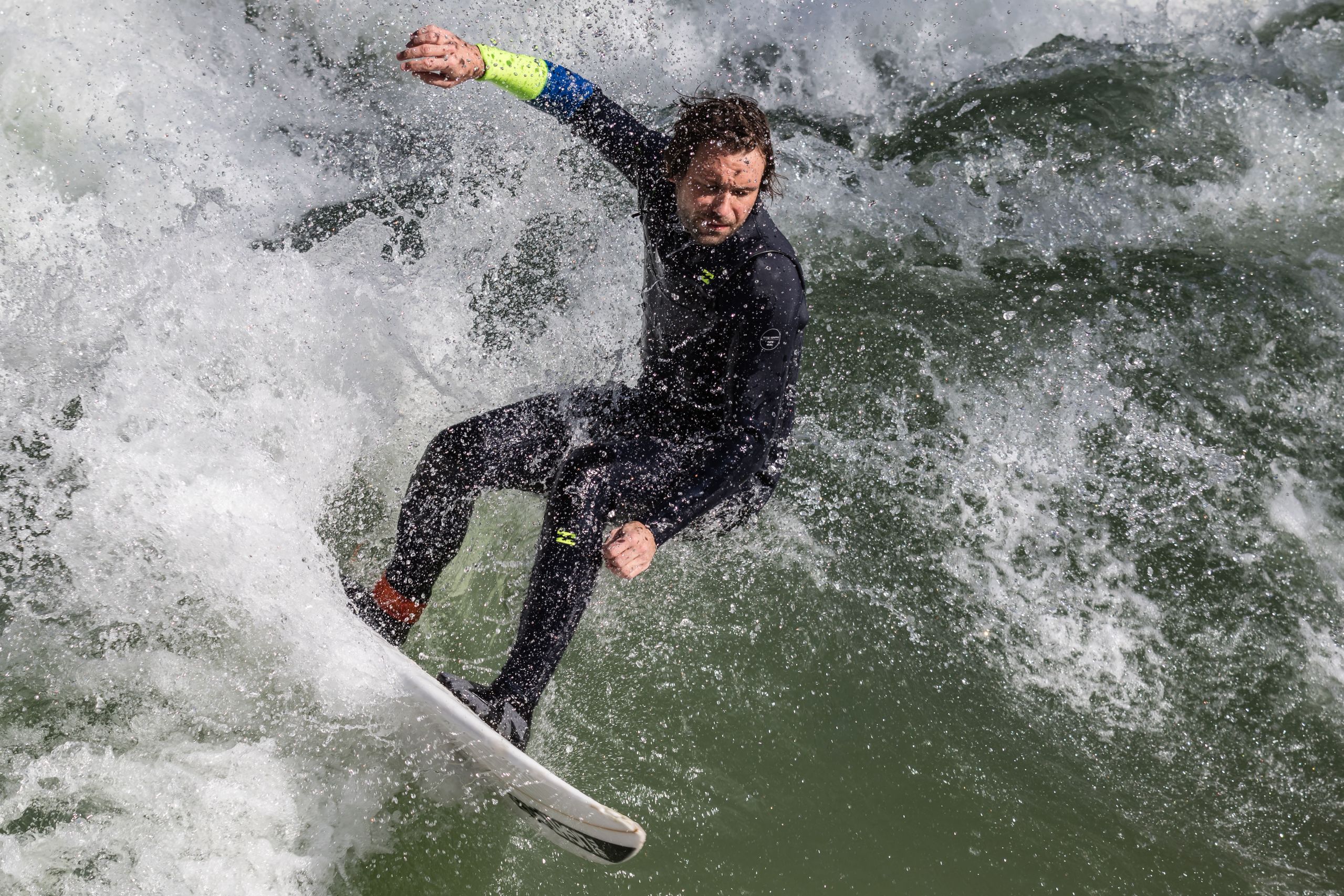 Eisbach Surfer 24
