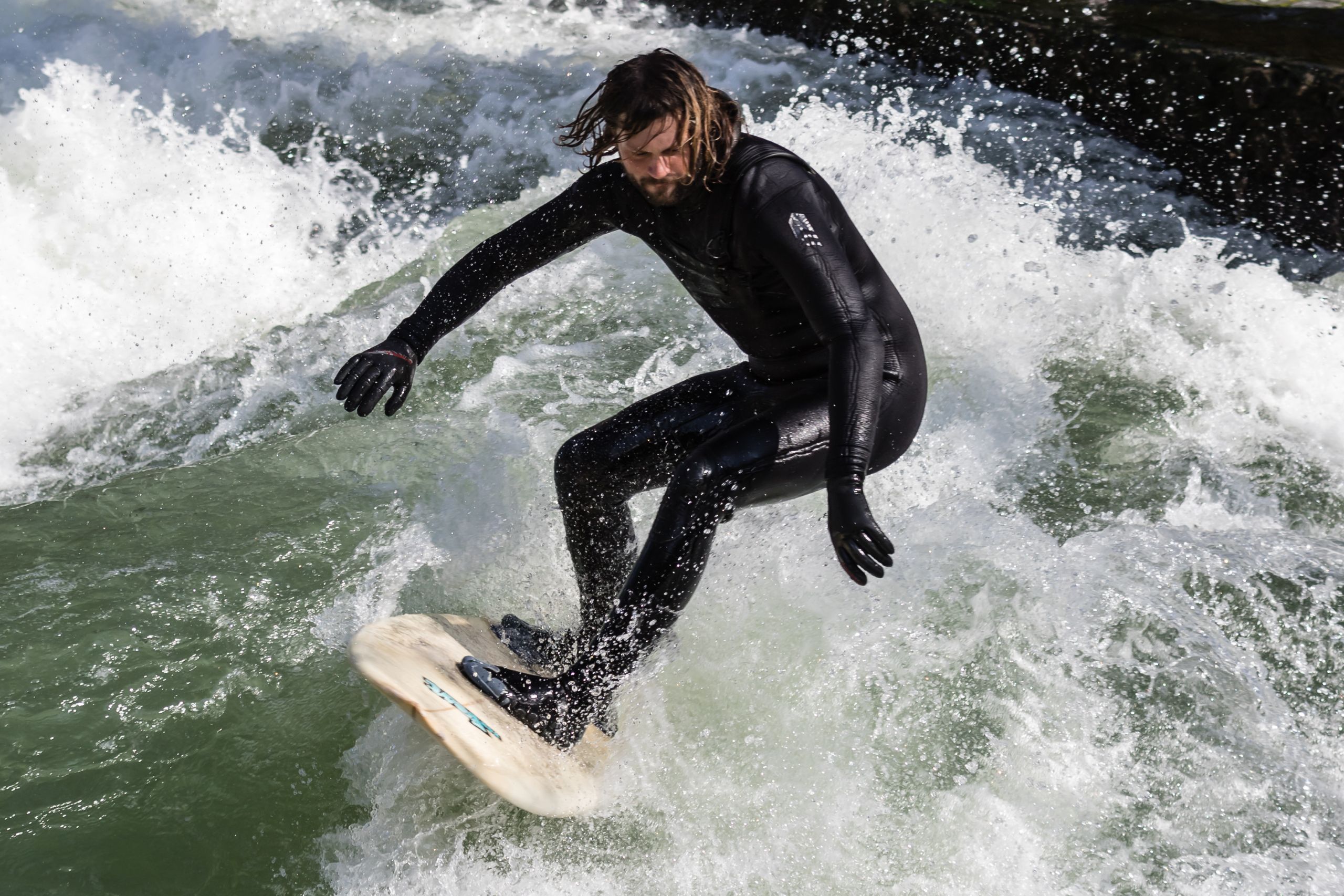 Eisbach Surfer 25